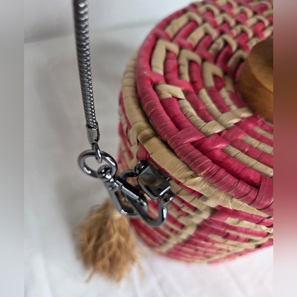 Caterina Mina Stylish 8"x6" Woven Basket Bag From Brazilian Designer - Picture 6 of 16